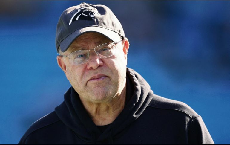David Tepper tendrá que pagar 300 mil dólares por su mal gesto del pasado domingo en el duelo que su equipo perdió ante Jacksonville. AFP