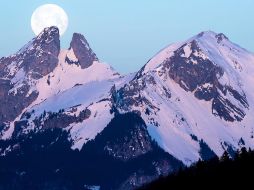 Por ejemplo, el emblemático pico de la Virgen (Jungfrau), en los Alpes Berneses, ha bajado ocho metros en las últimas seis décadas. EFE / ARCHIVO