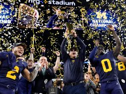 Jim Harbaugh (con el trofeo) logró el objetivo que se trazó al haber regresado a su alma mater en 2015. AP/D. Phillip