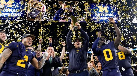 Jim Harbaugh (con el trofeo) logró el objetivo que se trazó al haber regresado a su alma mater en 2015. AP/D. Phillip
