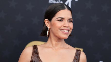America Ferrera recibe premio SeeHer en los Critics Choice Awards 2024. EFE/ Allison Dinner