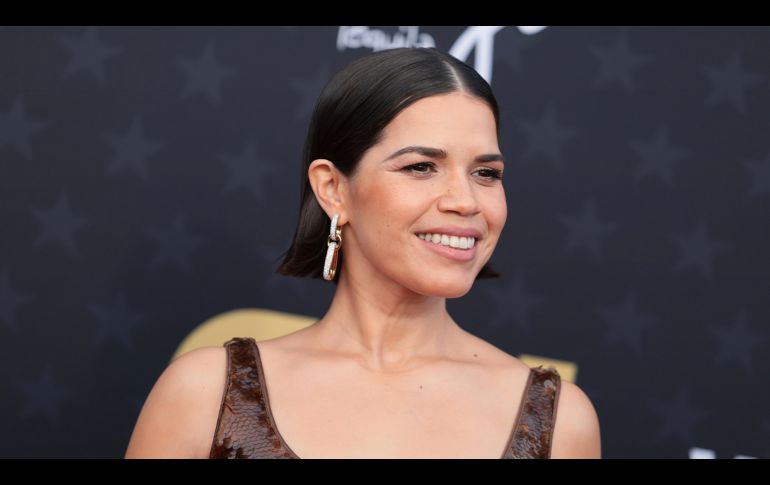 America Ferrera recibe premio SeeHer en los Critics Choice Awards 2024. EFE/ Allison Dinner