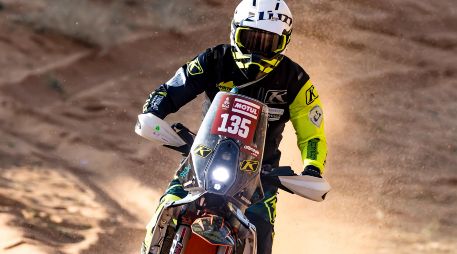 Carles Falcón, de la categoría Original by Motul, se cayó en el kilómetro 448 de la especial de la segunda etapa. Los organizadores enviaron un helicóptero, cuyo servicio médico lo atendió, herido de gravedad. EFE