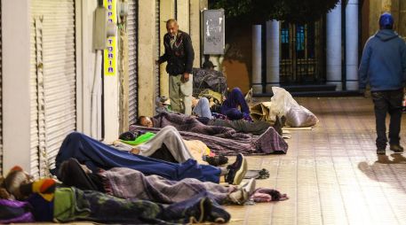 Refuerzan plan de invierno por alza de indigentes en la ciudad