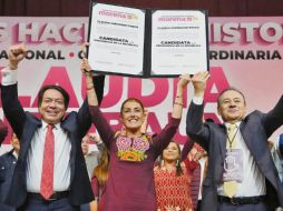Acompañada por Mario Delgado (a su derecha) y por Alfonso Durazo (a su izquierda), Claudia Sheinbaum recibió la constancia que la hace la candidata presidencial por Morena. ESPECIAL