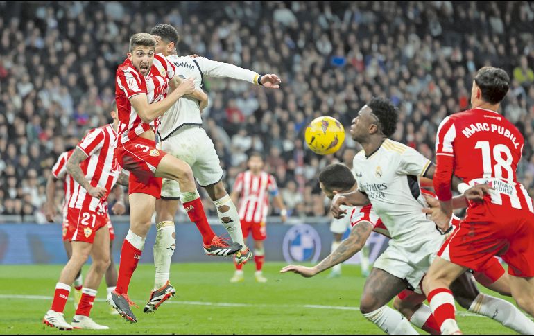 Vinicius marcó el empate a dos luego de bajar la pelota con el hombro, según el VAR. EFE