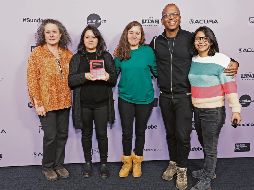 De izquierda a derecha, una invitada, la directora Astrid Rondero, la guionista Fernanda Valadez, Jewerl Ross y Diana Arcega sostienen el Gran Premio del Jurado de Cine Mundial por la película “Sujo”.  AFP