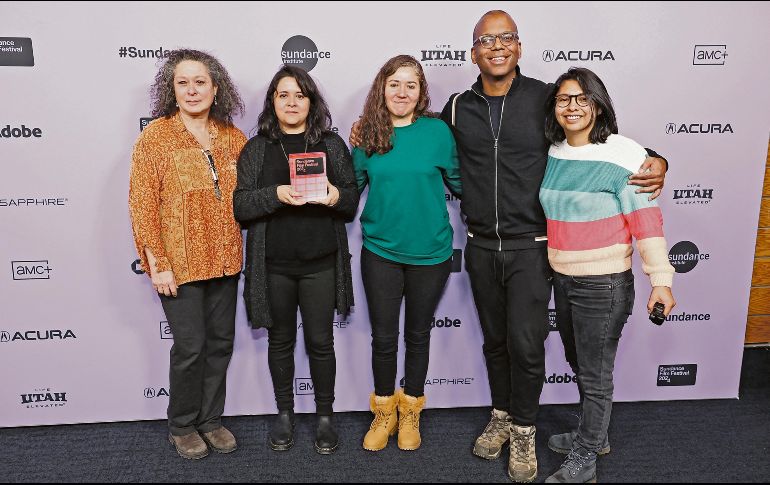 De izquierda a derecha, una invitada, la directora Astrid Rondero, la guionista Fernanda Valadez, Jewerl Ross y Diana Arcega sostienen el Gran Premio del Jurado de Cine Mundial por la película “Sujo”.  AFP