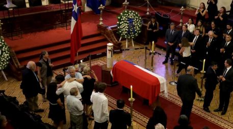 Los restos del ex presidente están siendo velados con todos los honores nacionales. EFE/ A. Díaz