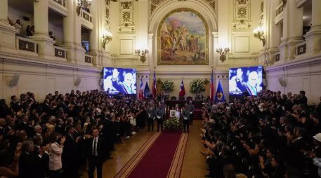 Los presentes en el Congreso ovacionaron a la familia y su mención durante los discursos, así como la llegada de Boric. AP / E. FELIX