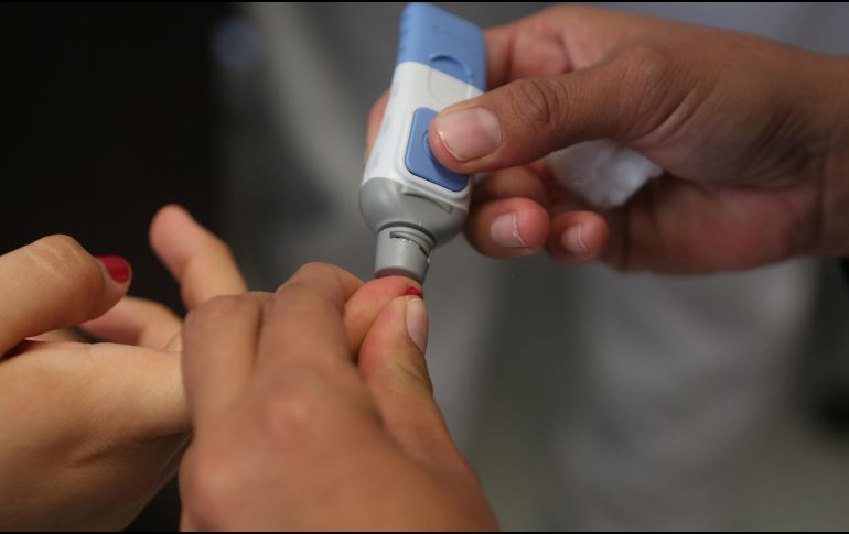 Tener prediabetes o diabetes puede ser muy peligroso, por lo que en estos casos la persona debe ser canalizada con un médico para que sea atendido con el tratamiento adecuado. EL INFORMADOR / ARCHIVO