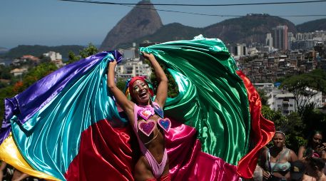 A pesar de la temprana hora, todos los asistentes aparecieron perfectamente preparados con coloridos maquillajes y disfraces originales, siempre adaptados de alguna manera para poder sobrevivir al calor de la ciudad. AP / B. Prado