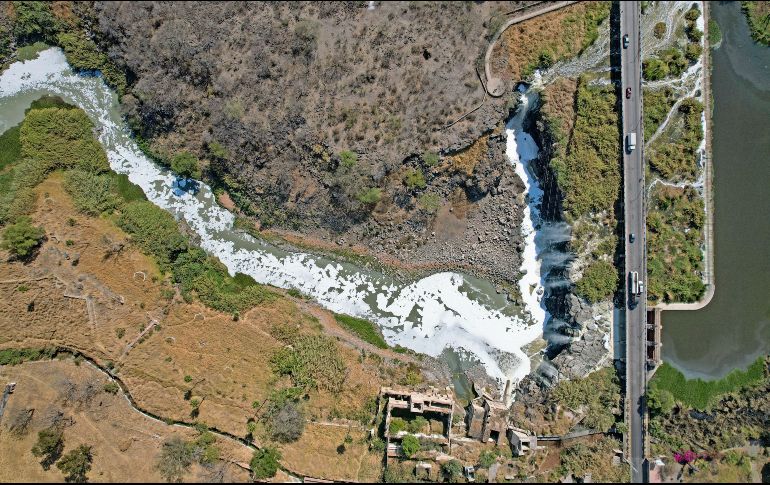 A pesar de la estrategia “Revivamos el Río Santiago”, existe un rezago histórico en el tratamiento de las aguas domésticas de la cuenca. EL INFORMADOR/ Archivo