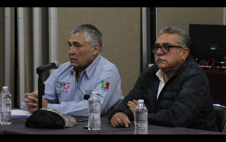 A medio día los transportistas se dirigieron al Congreso del Estado con alrededor de unas 30 unidades donde fueron recibidos por diputados. ESPECIAL.