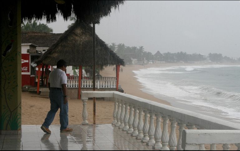 Este viernes se presentan condiciones para un aumento en las lluvias y el oleaje elevado, por lo que invitan a la población a no arriesgarse y evitar ingresar al mar. EL INFORMADOR / ARCHIVO