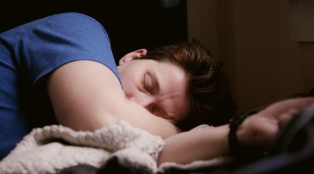 La fatiga puede ser resultado de un sueño insuficiente, comportamientos que afectan la calidad del sueño o incluso señalar problemas de salud subyacentes no diagnosticados. ESPECIAL / Foto de Shane en Unsplash