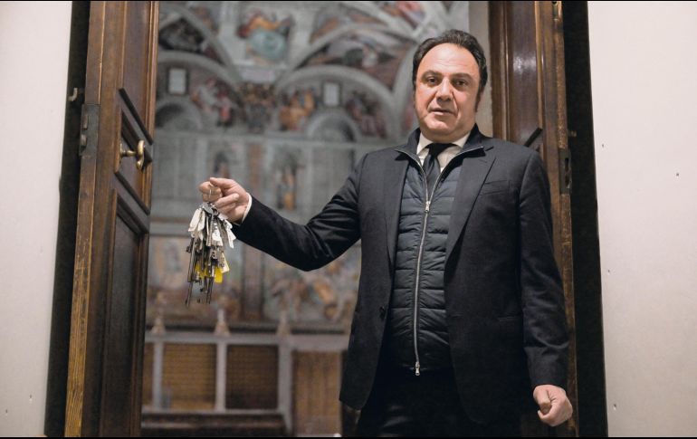 Gianni Crea, guardián de las llaves de los Museos Vaticanos, sostiene uno de los mástiles de llaves en la entrada de la Capilla Sixtina. AFP/T. Fabi