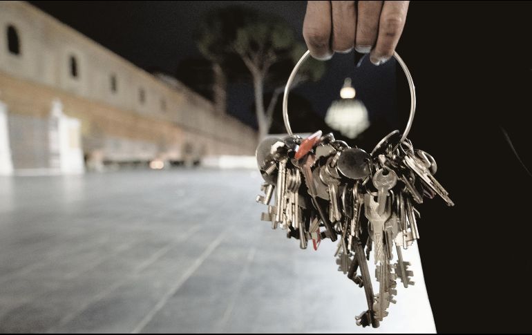 La cúpula de la basílica de San Pedro se ve a través del anillo de un gran mástil de llaves que sostiene Gianni Crea, guardián de las llaves de los Museos Vaticanos. AFP/T. Fabi