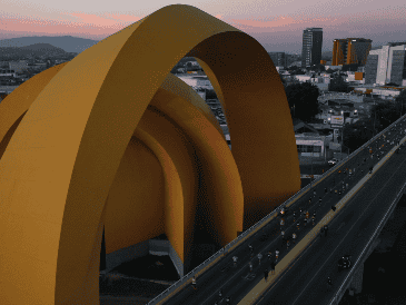 Este medio maratón no solo desafía a los corredores, sino que también celebra la cultura y el espíritu deportivo de la ciudad. EFE / F. Guasco.
