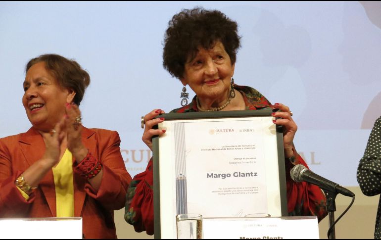 La escritora fue reconocida en el Palacio de Bellas Artes. AP / Berenice Bautista