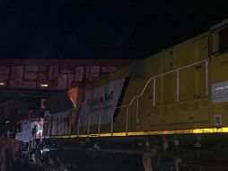 Debido a la fuerza del impacto, varias de las locomotoras se descarrilaron de los rieles. ESPECIAL