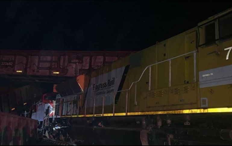 Debido a la fuerza del impacto, varias de las locomotoras se descarrilaron de los rieles. ESPECIAL