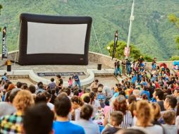 Esta experiencia se realiza en varios puntos de la Zona Metropolitana de Guadalajara y ofrece proyecciones de películas populares para todas las edades. FACEBOOK / Cinema Live Guadalajara