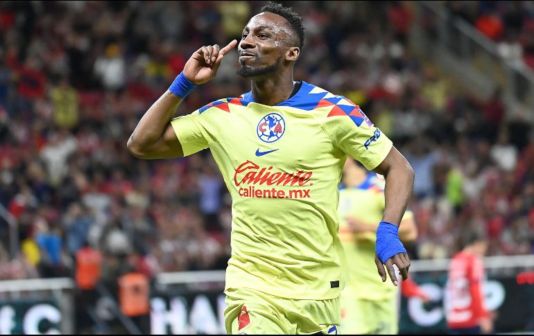 Los aficionados de Chivas que en encontraban en la sección de la porra le dirigieron gestos obscenos e imitaron sonidos de mono. IMAGO7