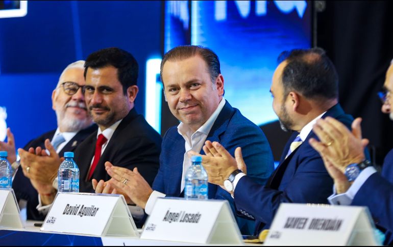 Tanto el presidente de ANTAD, Diego Cosío (corbata roja), como Javier Arroyo, director general de Farmacias Guadalajara (al centro), destacaron los beneficios de Expo ANTAD 2024, que tendrá actividades hasta el jueves. EL INFORMADOR/A. Navarro