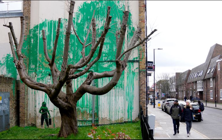 Esta es la última obra del polémico y famoso artista Banksy. AP / Alastair Grant