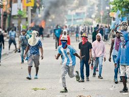 La gente se manifiesta pidiendo la salida del primer ministro haitiano, Ariel Henry, en Puerto Príncipe el 7 de febrero de 2024. AFP