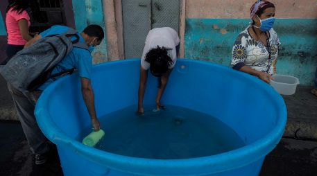 Cerca de 45 millones de metros cúbicos se desperdician diariamente en las redes de distribución. EFE / ARCHIVO