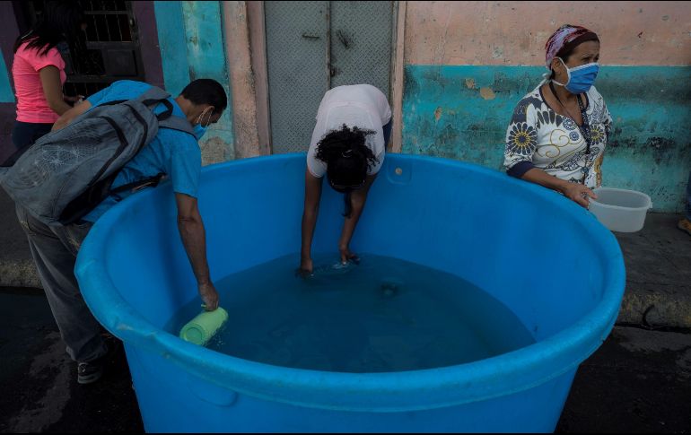Cerca de 45 millones de metros cúbicos se desperdician diariamente en las redes de distribución. EFE / ARCHIVO