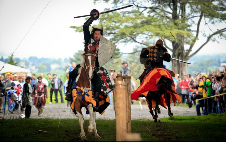 También, puedes optar por ir a comprar en el mercadillo medieval, o disfrutar una deliciosa comida en el pabellón de oferta gastronómica del Festival Vikingo y Medieval.  NOTIMEX/ ARCHIVO.