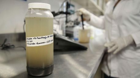 Este es uno de los dos proyectos que se desarrollan en el CUT para degradar la contaminación del agua mediante tratamientos avanzados. CORTESÍA.