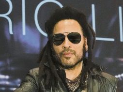 El cantante lució vigoroso, esbelto y jovial durante la presentación de su nuevo material. AP