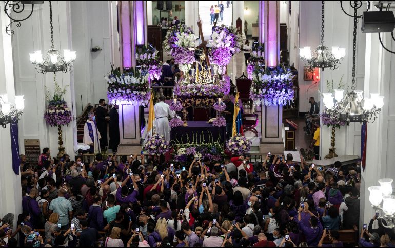 A través de estos colores, la Semana Santa no solo conmemora los eventos cruciales de la vida de Jesús, sino que también invita los fieles a reflexionar sobre los valores, como la esperanza, la pureza y el amor. AFP / ARCHIVO