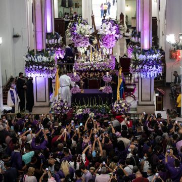 A través de estos colores, la Semana Santa no solo conmemora los eventos cruciales de la vida de Jesús, sino que también invita los fieles a reflexionar sobre los valores, como la esperanza, la pureza y el amor. AFP / ARCHIVO