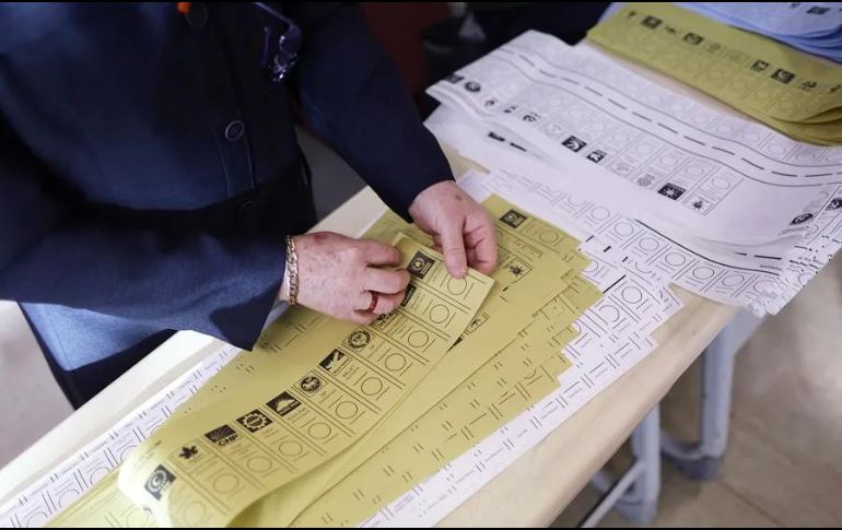 El actual alcalde, el socialdemócrata Ekrem Imamoglu, que conquistó el bastón de mando en 2019 tras un cuarto de siglo de gobiernos municipales islamistas, se presenta a la reelección y lidera las encuestas con una ventaja del 2-6 %.  EFE/EPA/E. Sahin