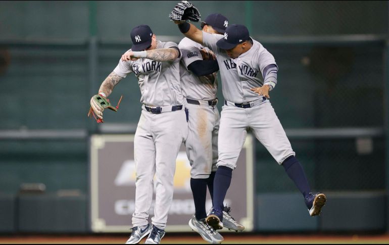 Los jardineros de los Yankees, Alex Verdugo, Trent Grisham y Juan Soto celebran la victoria. EFE/A. Davis