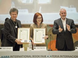 Entrega del reconocimiento al Mérito Editorial a Fabián Lebenglik y a Adriana Hidalgo Sola, quienes aparecen en la foto junto a Raúl Padilla López, durante la edición de la FIL de 2012. EL INFORMADOR