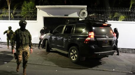 La policía de Ecuador entró a la fuerza en la embajada de México en Quito, Ecuador, el viernes 5 de abril de 2024. AP / D. Ochoa