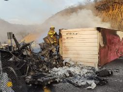 En el clip se puede ver las altas columnas de humo luego del accidente. ESPECIAL/ X/ @PCJalisco.