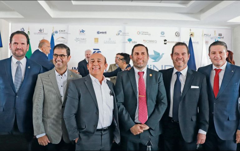 Ricardo Sánchez Gil, vicepresidente de Canaco; Luis Zamora Cobián, delegado del INE en Jalisco; Antonio Lancaster-Jones González, coordinador de Industriales Jalisco; Salvador Villalobos Gómez, presidente del Consejo de la Comunicación, y Juan Porras, tesorero de Concamin. ESPECIAL