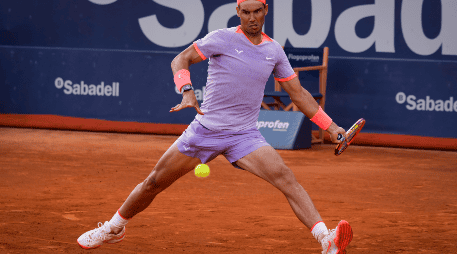 Nadal no había jugado desde su amistoso ante su compatriota Carlos Alcaraz en marzo; hoy se impuso en su primer juego del Abierto. EFE / E. Fontcuberta