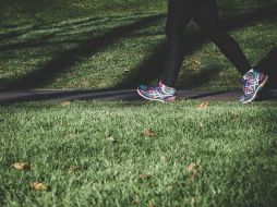 Además de activar tu cuerpo, caminar durante unos minutos, disminuye el estrés, la ansiedad y ayuda a restablecer vínculos con la comunidad. Unsplash.