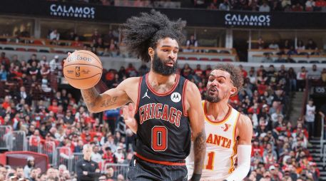 Coby White (#0) se destapó al encestar 42 puntos por los Bulls. AFP/J. Haynes