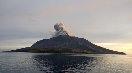 Indonesia, un archipiélago de 270 millones de habitantes, tiene 120 volcanes activos. EFE