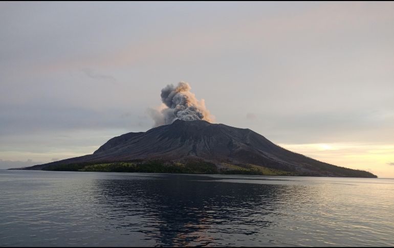 Indonesia, un archipiélago de 270 millones de habitantes, tiene 120 volcanes activos. EFE