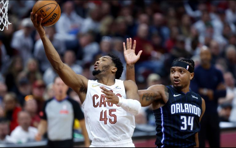 Donovan Mitchell (#45) volvió a liderar a la ofensiva de los Cavaliers. AP/R. Schwane